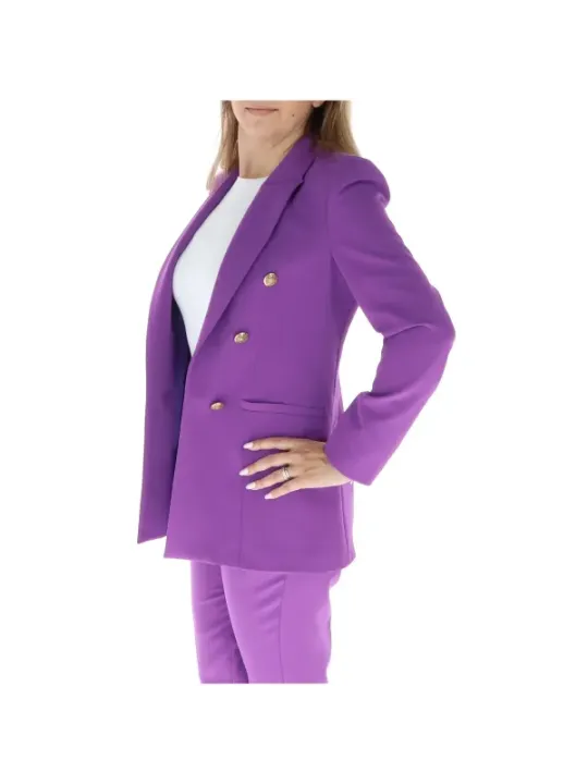 Frau trägt lila Businessanzug