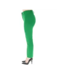 Grüne Hose und schwarze Absätze