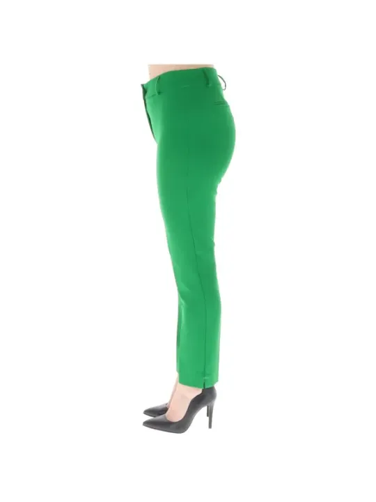 Grüne Hose und schwarze Absätze