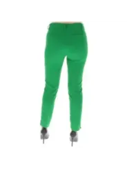 Grüne Hose mit hohen Absätzen