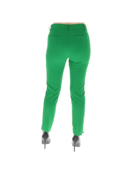 Grüne Hose mit hohen Absätzen