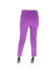 Violette, schmale, gekrempelte Damenhose mit Absatzschuhen
