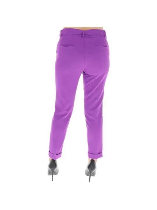 Violette, schmale, gekrempelte Damenhose mit Absatzschuhen