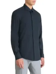 Dunkelblaues Hemd mit grauer Hose