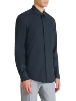 Dunkelblaues Hemd mit grauer Hose