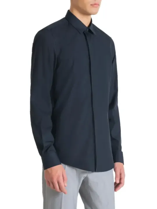 Dunkelblaues Hemd mit grauer Hose