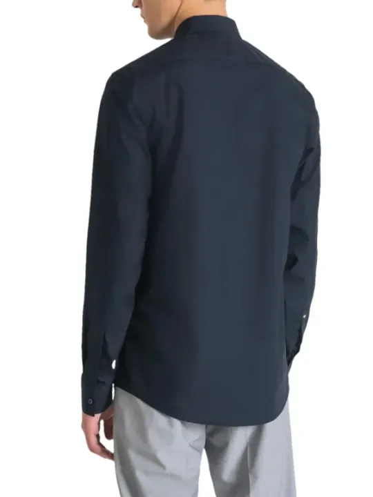 Dunkelblaues Hemd mit Knopfleiste