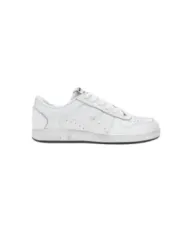 Weiße Diadora 403829 Sneaker isoliert