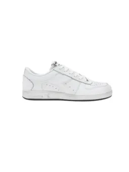 Weiße Diadora 403829 Sneaker isoliert