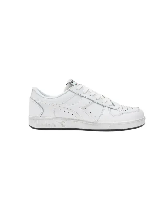 Weiße Diadora 403829 Sneaker isoliert