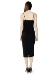 Schwarzes Kleid, dünne Träger, Knie.