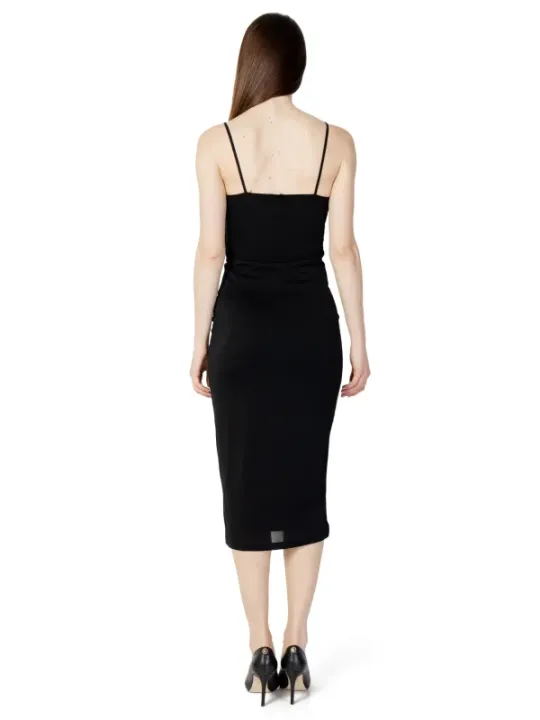 Schwarzes Kleid, dünne Träger, Knie.