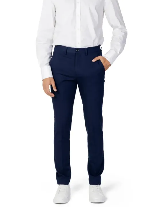 Navy Chino-Hosen mit Sneakers