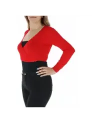 Roter Strick-Cardigan, weibliches Model