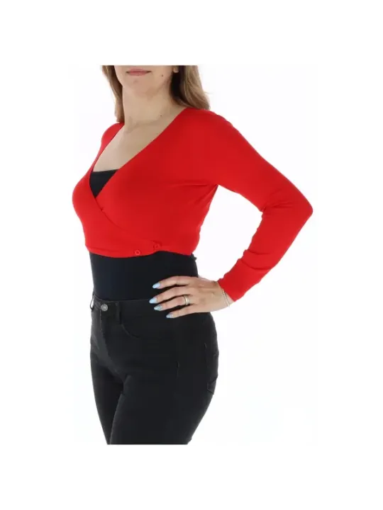 Roter Strick-Cardigan, weibliches Model