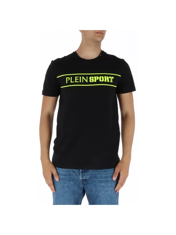 Mann trägt Plein Sport T-Shirt