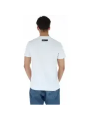 Mann trägt Plein Sport T-Shirt