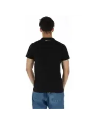 Mann trägt Plein Sport Polo