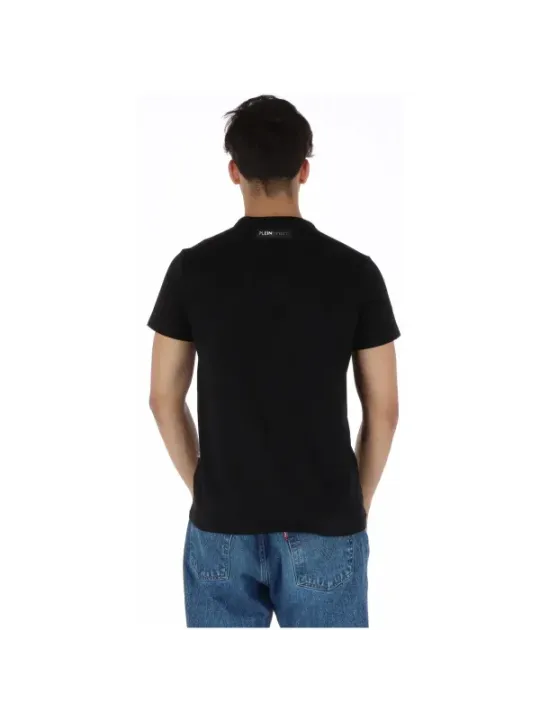 Mann trägt Plein Sport Polo