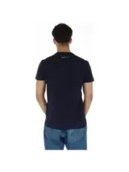 Mann trägt Plein Sport T-Shirt