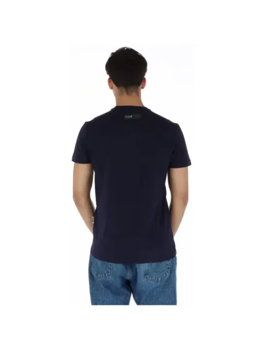 Mann trägt Plein Sport T-Shirt