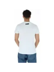 Mann trägt weißes Plein Sport T-Shirt