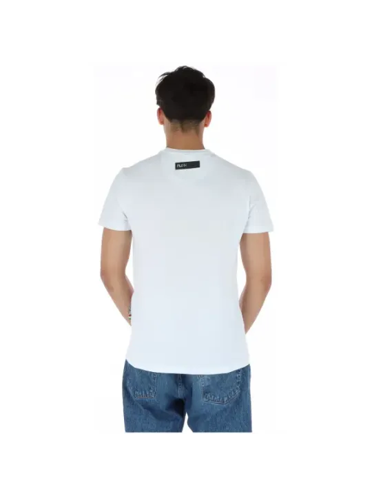 Mann trägt weißes Plein Sport T-Shirt