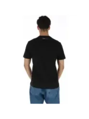 Mann trägt Plein Sport T-Shirt