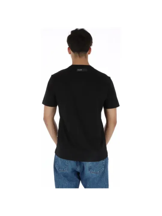 Mann trägt Plein Sport T-Shirt