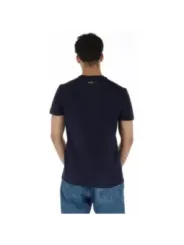 Mann trägt Plein Sport T-Shirt