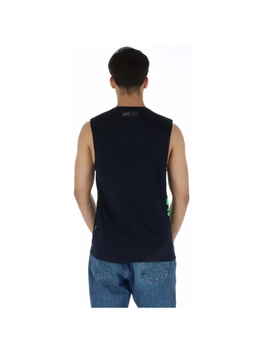 Mann trägt schwarzes Plein Sport Tanktop