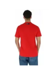 Mann trägt rotes Plein Sport T-Shirt