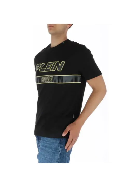 Mann trägt Plein Sport T-Shirt