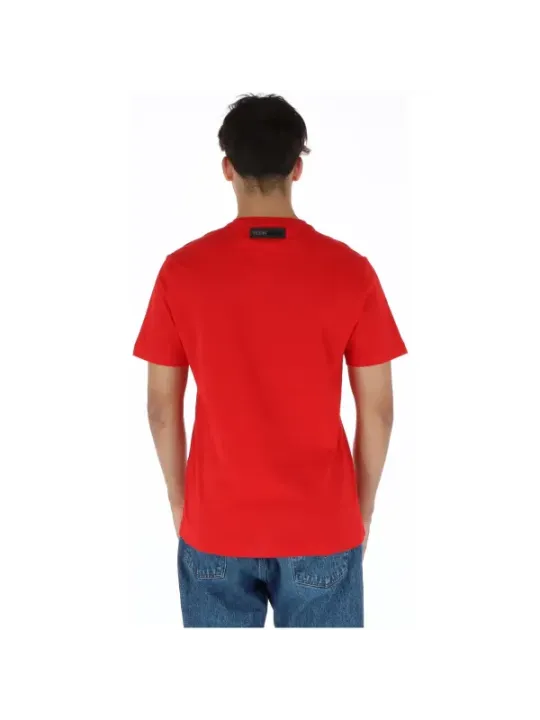 Rotes T-Shirt mit Jeans