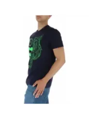 Mann trägt Plein Sport T-Shirt