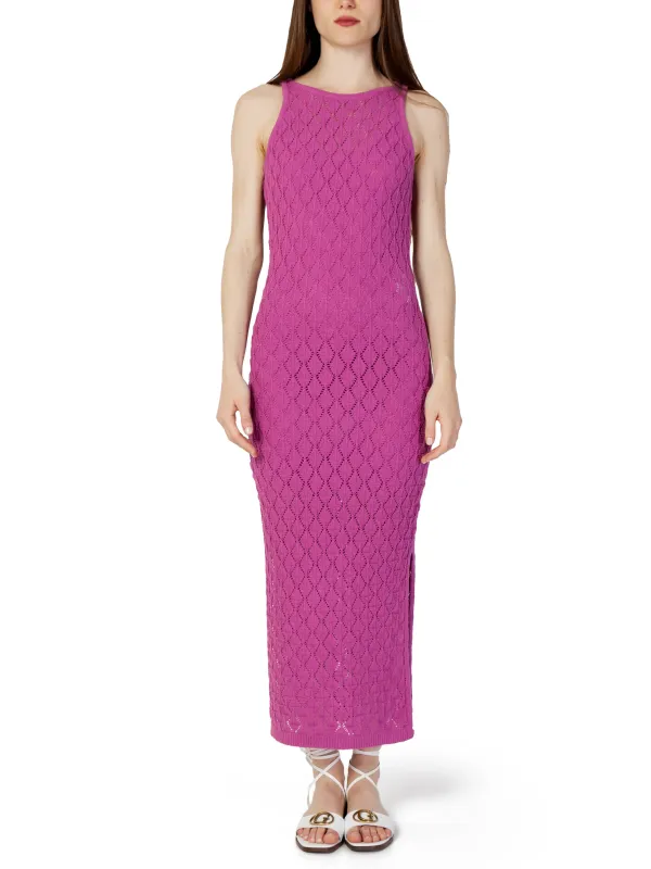 Rosa Strickkleid mit Rautenmuster