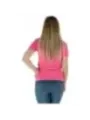 Pinkes T-Shirt mit blauen Jeans