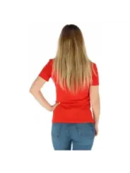 Rotes T-Shirt, Jeans, blonde Frau