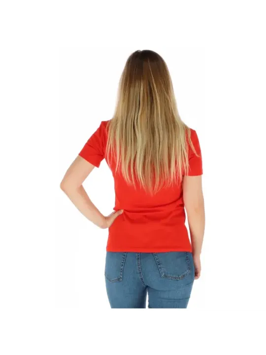 Rotes T-Shirt, Jeans, blonde Frau