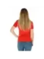 Rotes T-Shirt, Jeans, blonde Frau