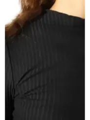 Schwarzes, strukturiertes Oberteil, Rückansicht