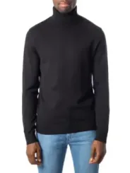 Schwarzer Rollkragen mit Jeans