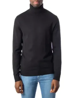 Schwarzer Rollkragen mit Jeans