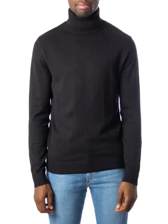 Schwarzer Rollkragen mit Jeans