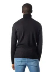 Mann trägt schwarzen Rollkragenpullover Jack & Jones