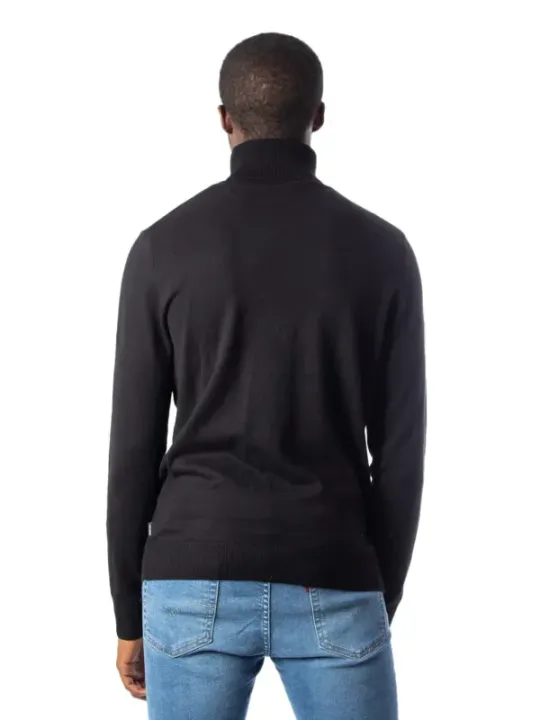 Mann trägt schwarzen Rollkragenpullover Jack & Jones