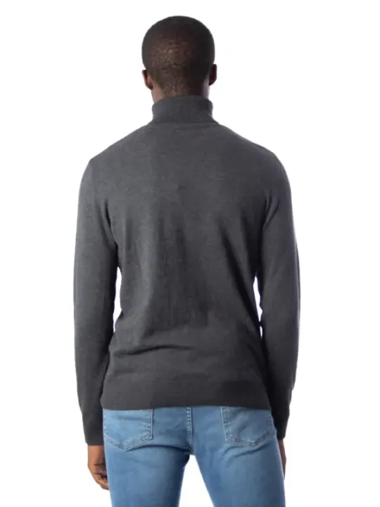 Grauer Rollkragenpullover mit Jeans