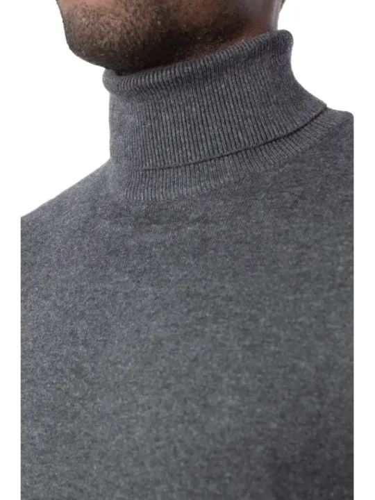 Grauer Wollpullover mit Rollkragen