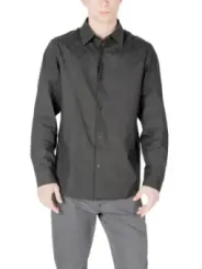 Mann trägt Armani Exchange Hemd