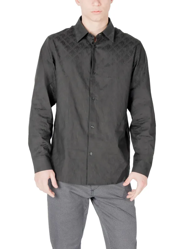 Mann trägt Armani Exchange Hemd